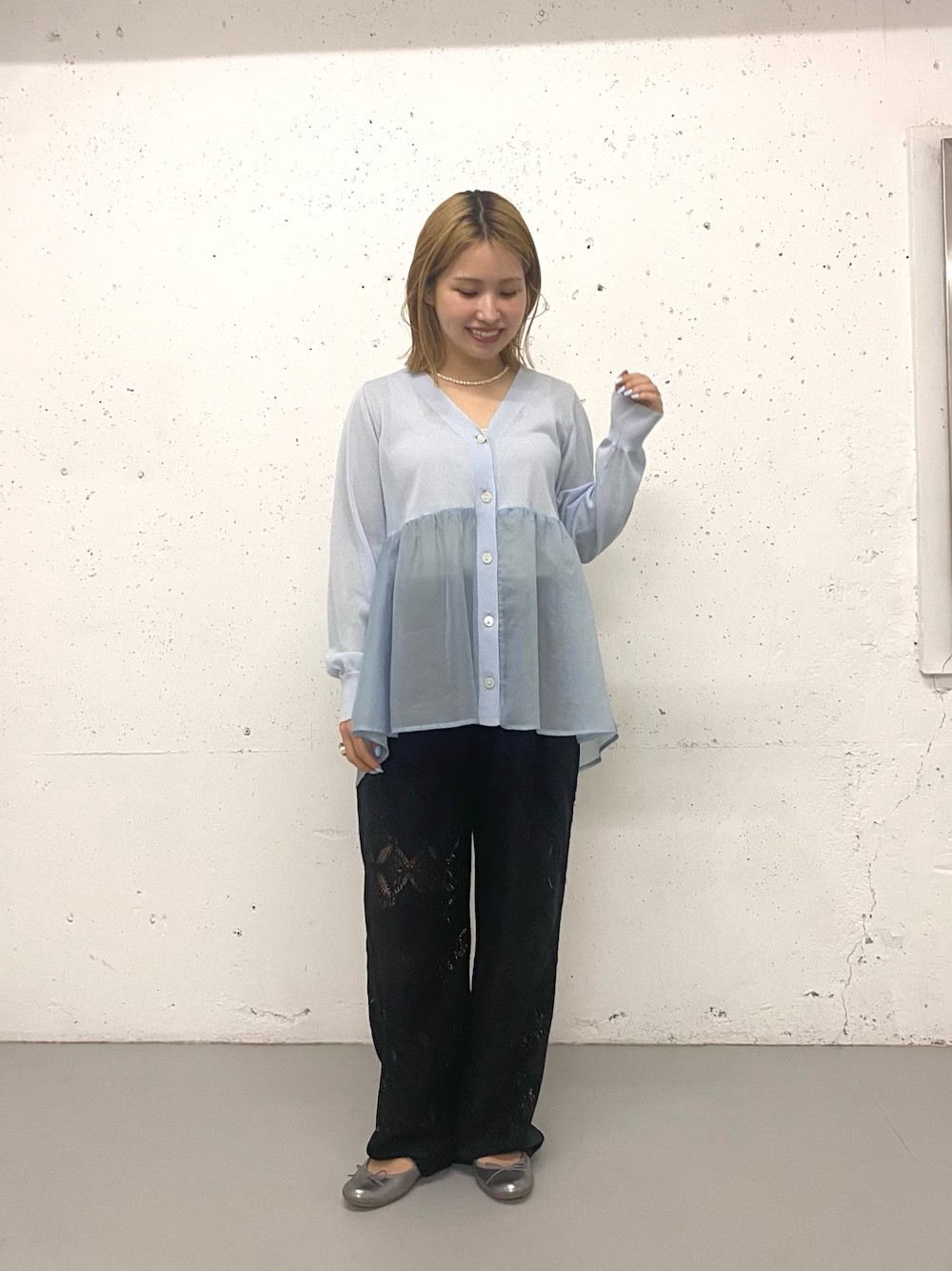 春から夏まで着用できるシアーカーディガン。
ブルーは涼しげで優しい印象に。
ペプラムシルエットで全体のバランスをすっきりと見せてくれます◎