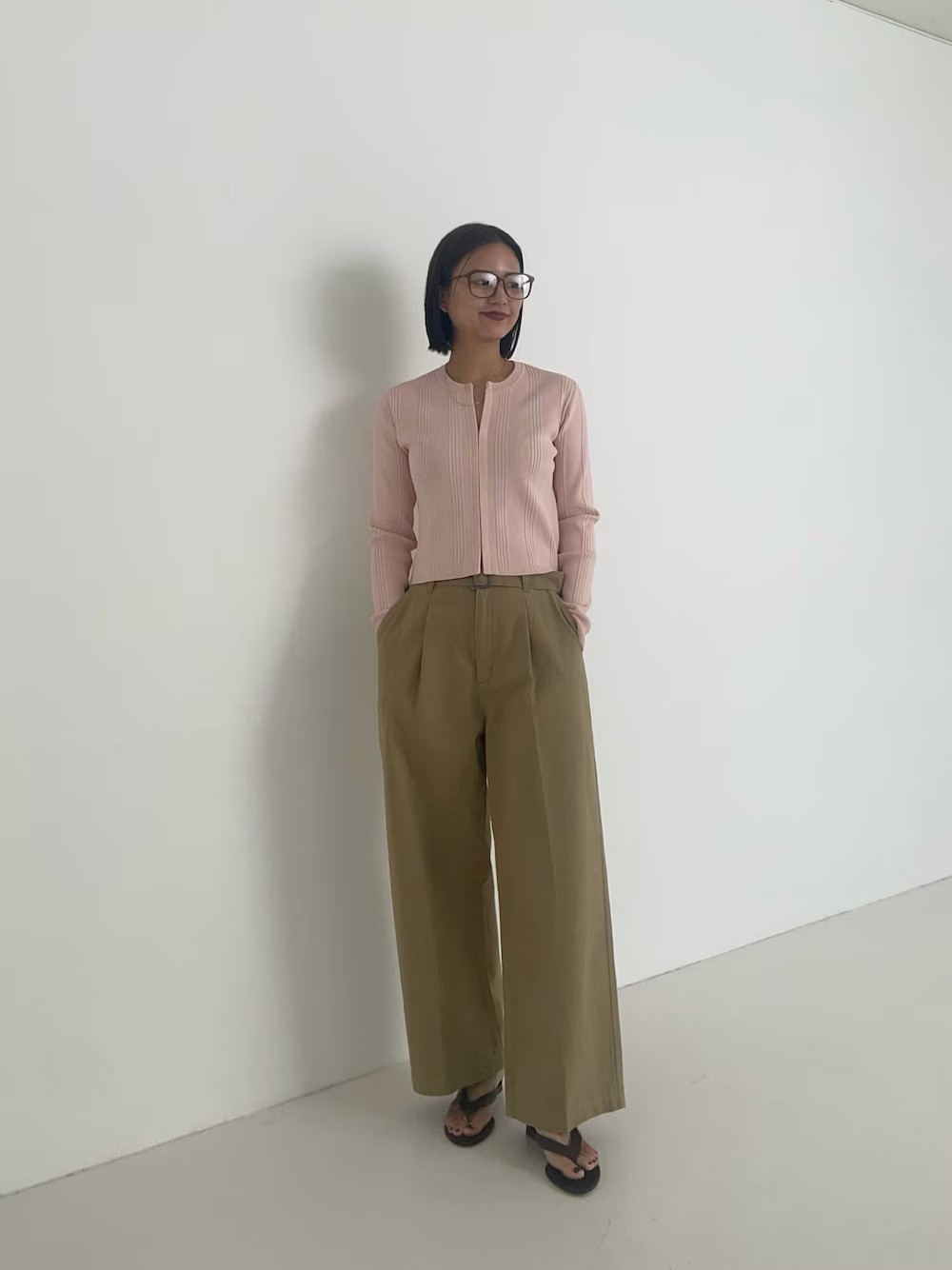 ランダムリブニットカーディガン

コンパクトなサイズ感ながら、程よい伸縮性を備えた素材により、ストレスフリーで快適な着用感を実現しました。フロントに施されたスプリングホックがさりげないデザインポイントとなり、大人のこなれ感をプラスします。