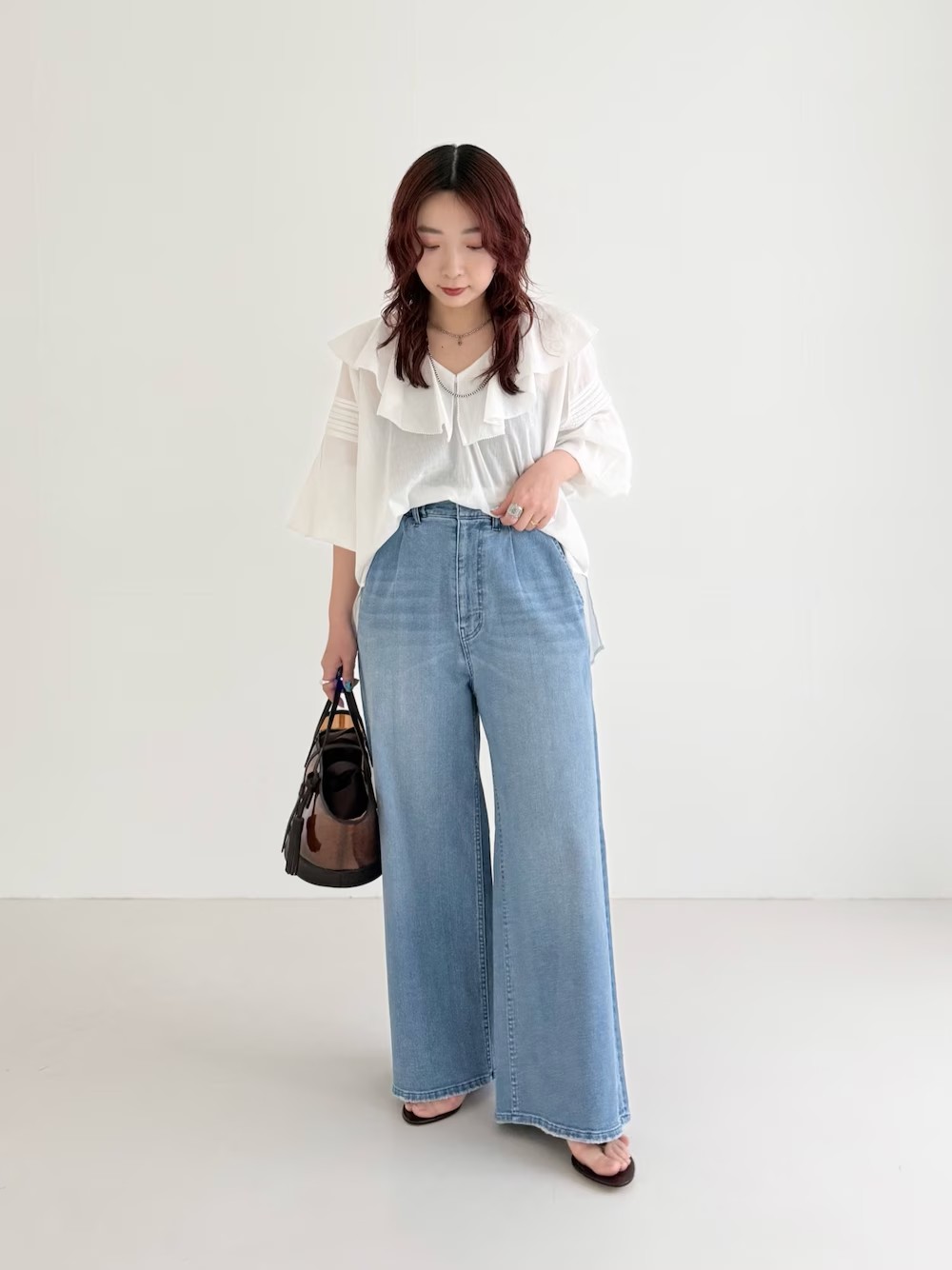 【トップス】
フリルのデザインが可愛いブラウス。
首元はホックで開き具合を調節して頂けます◎