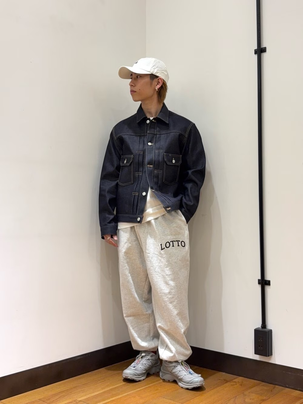 SHIOTAのジャケットを主役にした春コーデです。

ジャケット以外の色を合わせて、ジャケットをより一層引き立たせるコーディネートにしました。