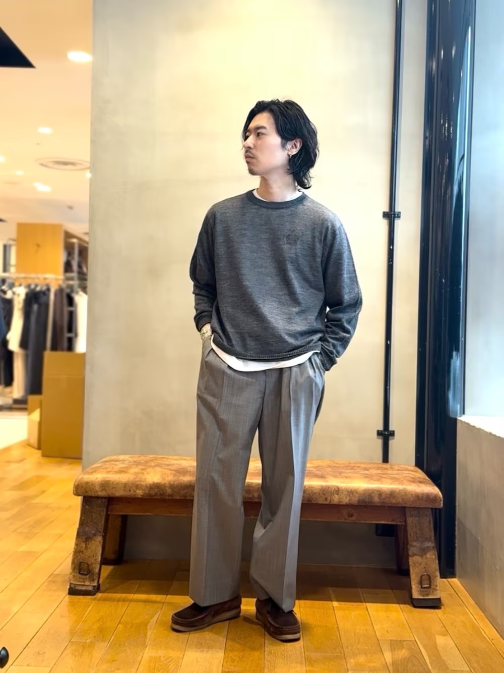 シンプルにニットでスラックスを。