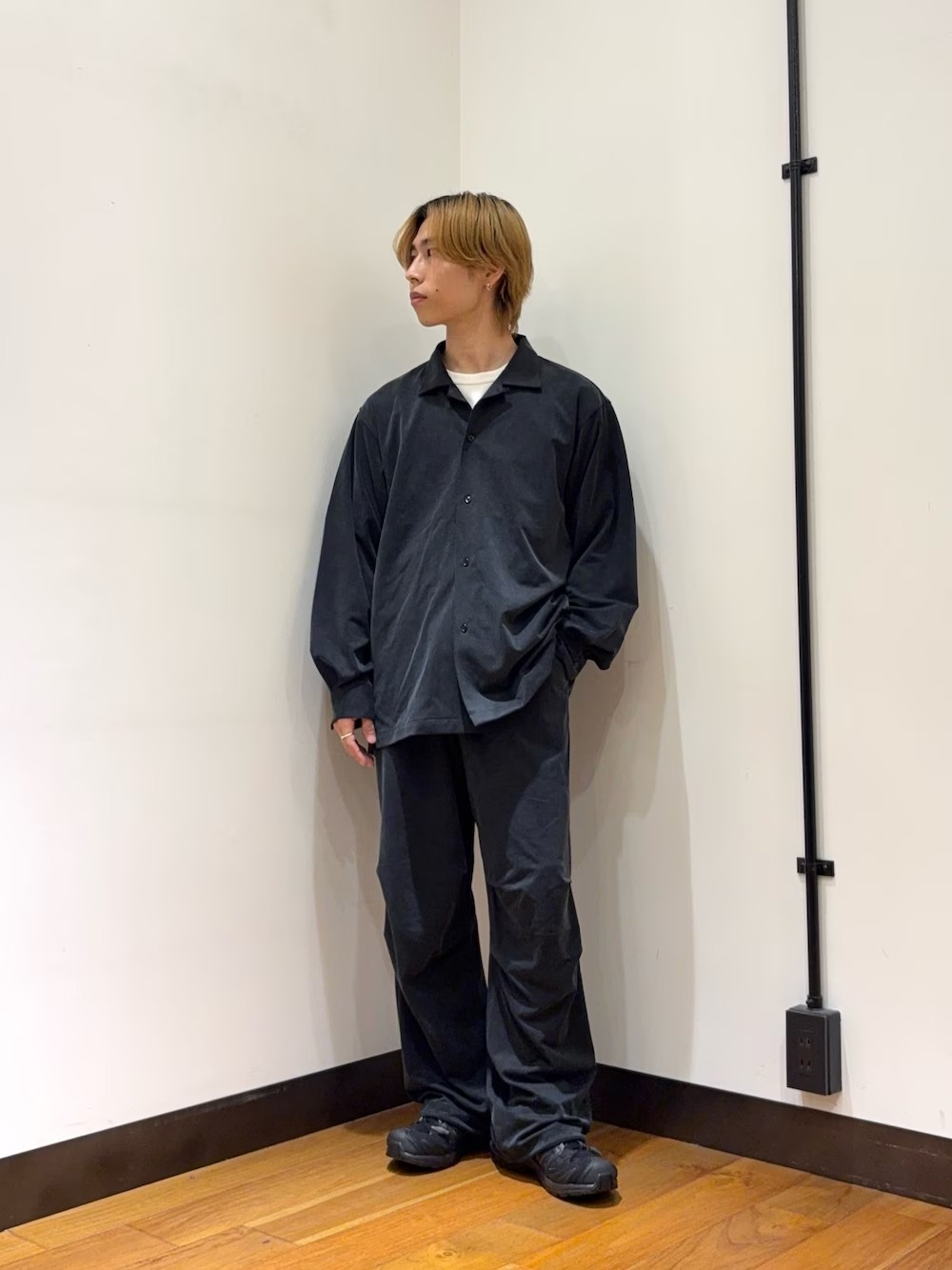 キュプラのセットアップを使ったモノトーンコーデです。

肌触りがよく、ドレープ感がたまらないセットアップです。サイズ感も大きすぎないゆったりサイズでリラックスしてきていただけます。