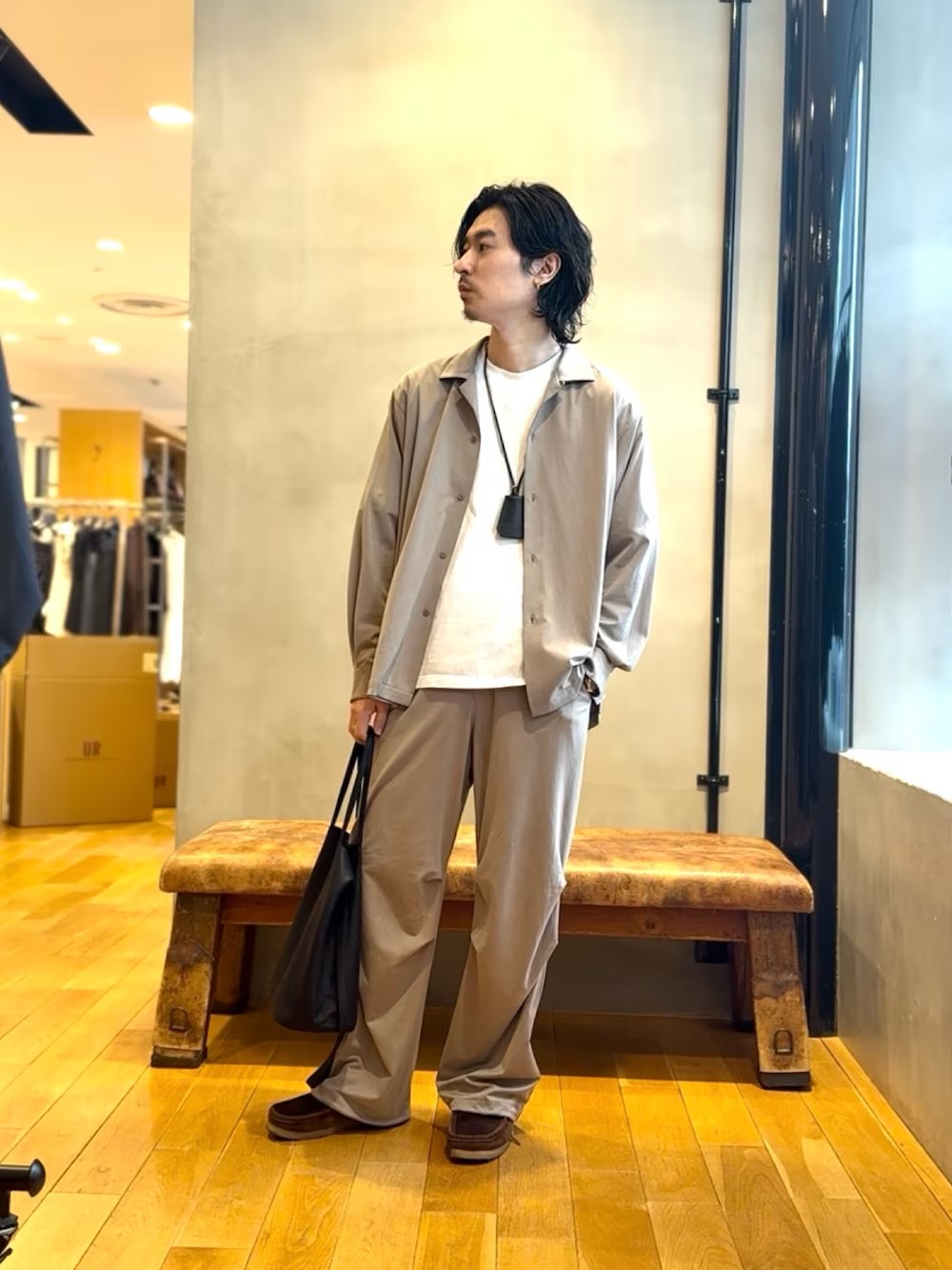 リラックス感のある、キュプラで作られたオープンカラーシャツと、セットアップで着用できるパンツでコーディネートしました。

夏はこちらにサンダル合わせなんかも良さそうですね