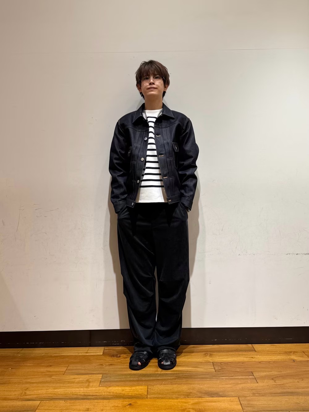 【アウター】
Mサイズを着用。
少しタイトめなシルエットになってます。
光沢感がありかなり上品さがあるデニムになってます！