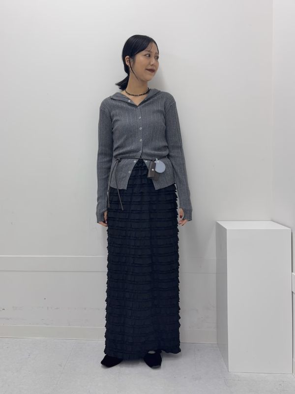 サニーレーベルのスカートとセンスのフード付きニットを合わせて。
腰にベルトを巻くことで、ウエストマークとなり一気にスタイルアップしてくれます◎