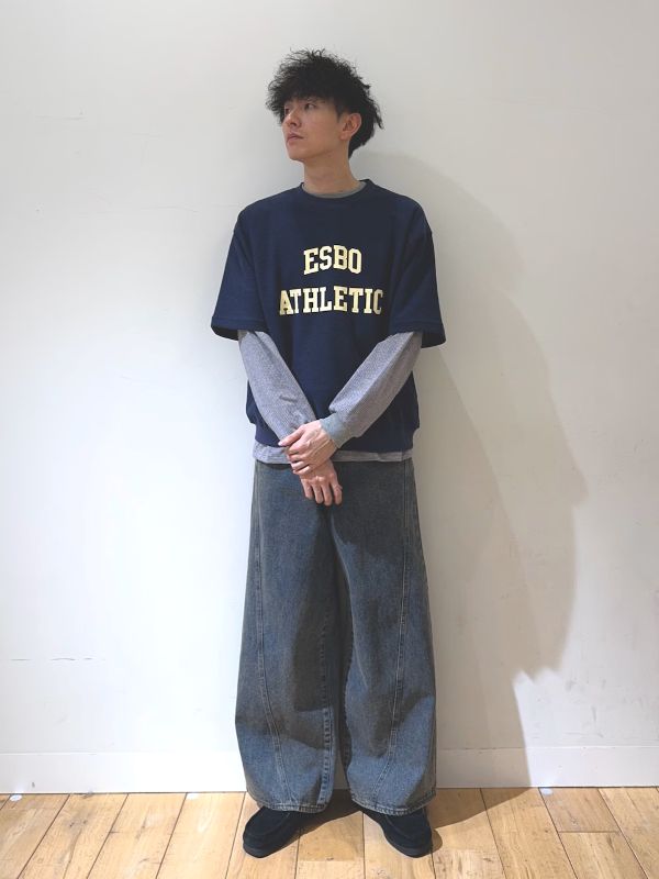 今回は半袖スウェットを使った今すぐ使えるレイヤードスタイルのご紹介。
まだ半袖は早いかなと思っている方には長袖トップスとのレイヤードがオススメです！1枚ではシンプル過ぎるアイテムも重ね着で使えば一気にオシャレに着こなせます！
デニムに合わせて春らしいスタイリングにまとめました！