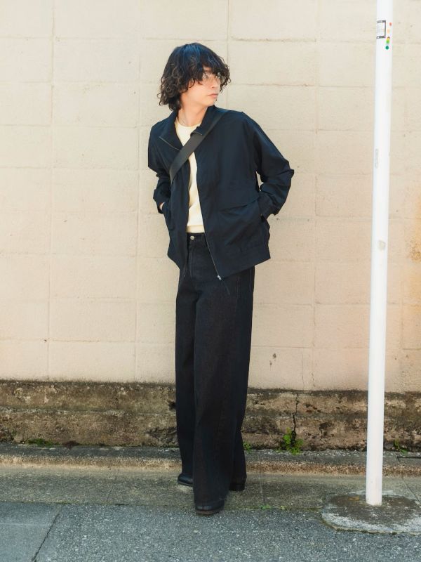 ネット限定カラーのTシャツは
ブラックコーデの差し色にもおすすめです
ボトムは絶対に使えるブラックデニム
ワイドストレートのシルエットが
トレンドらしく季節問わず活躍のアイテムです！こちらもネット限定カラーです！