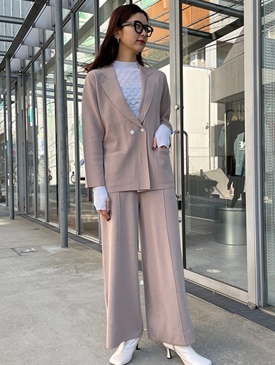 柔らかく伸縮性のある素材で快適な履き心地を叶えながら、きちんと見えも叶えるのがポイントです。
身長：168cm　着用サイズ：S