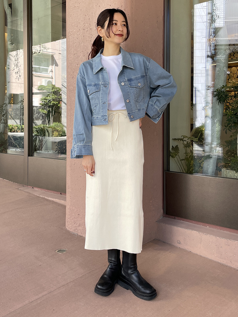 ショート丈でどんなボトムスとも合わせやすく、バランスの取れたコーディネートが完成します。
身長：168cm　着用サイズ：M