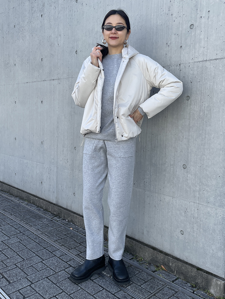 もっちり柔らかな肌ざわりがやみつきに。細身シルエットで、さりげなくスタイルアップにも。
身長：168cm　着用サイズ：M