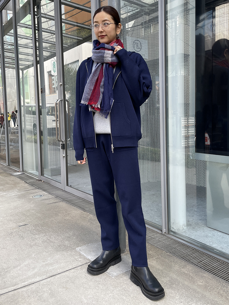 同素材のプルオーバー・フーディーでまとめると、統一感のあるリラクシーなスタイルが完成。
身長：168cm　着用サイズ：M