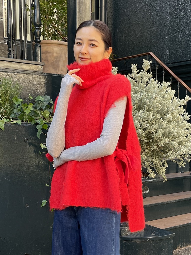 サイドの紐はリボン結びができ、さりげないアクセントに。華やかなカラーバリエーションで、気分まで明るくなります。
身長：168cm　着用サイズ：S