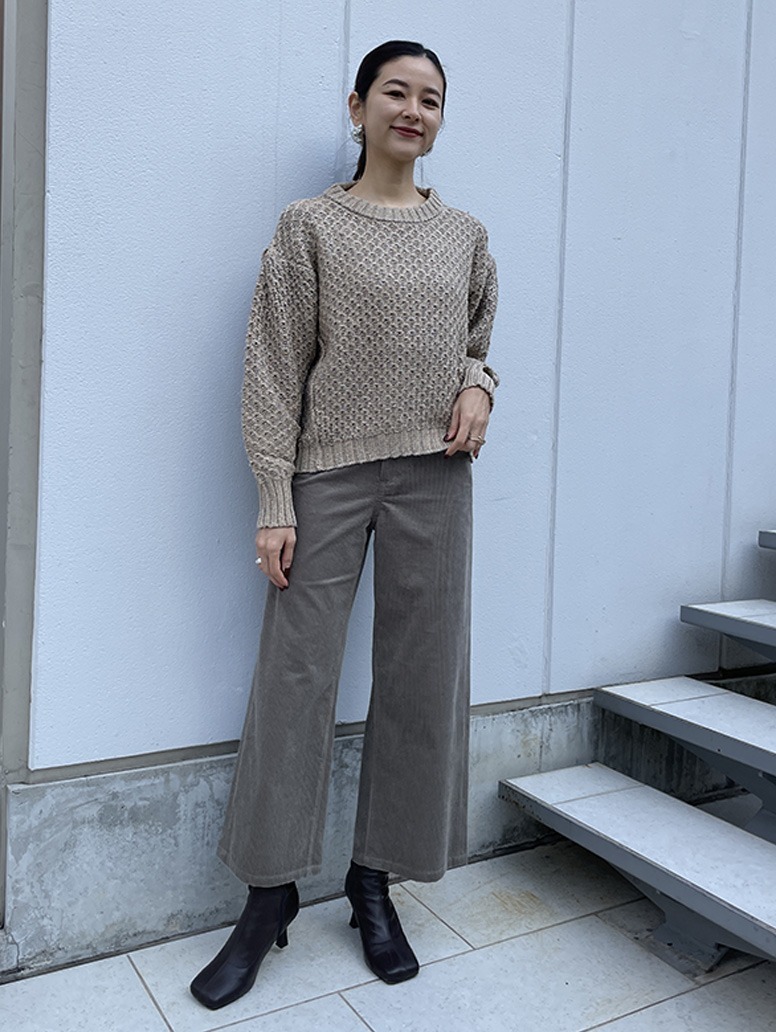 秋冬ムード満載のコーデュロイ素材のパンツ。1枚でシーズンムードが演出できます。
身長：168cm　トップス着用サイズ：S　パンツ着用サイズ：M
