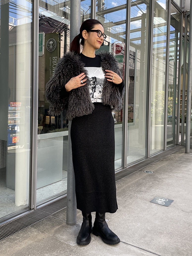 繊細なラメが入ったスカートで上品な印象になります。
あえてカジュアルなトップスと合わせるのもオススメ。
身長：168cm　スカート着用サイズ：M