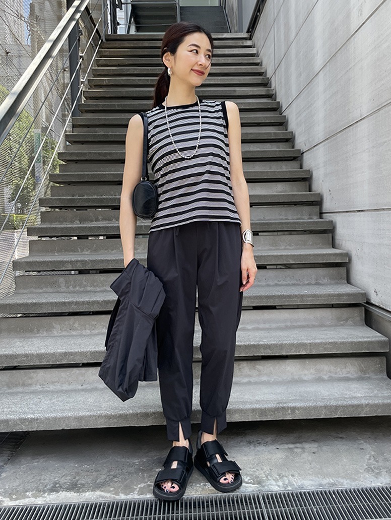 太目のボーダーが目を引くタンクトップは、シンプルなコーデを華やかな印象にしてくれます。
身長：168cm　トップス着用サイズ：S　パンツ着用サイズ：M