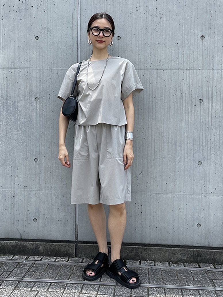 シンプルなデザインで、アクセサリーとの相性が良く、華やかな印象になります。
程よい丈感で上品にショートパンツを着こなせます。
どちらも着用サイズ：S
