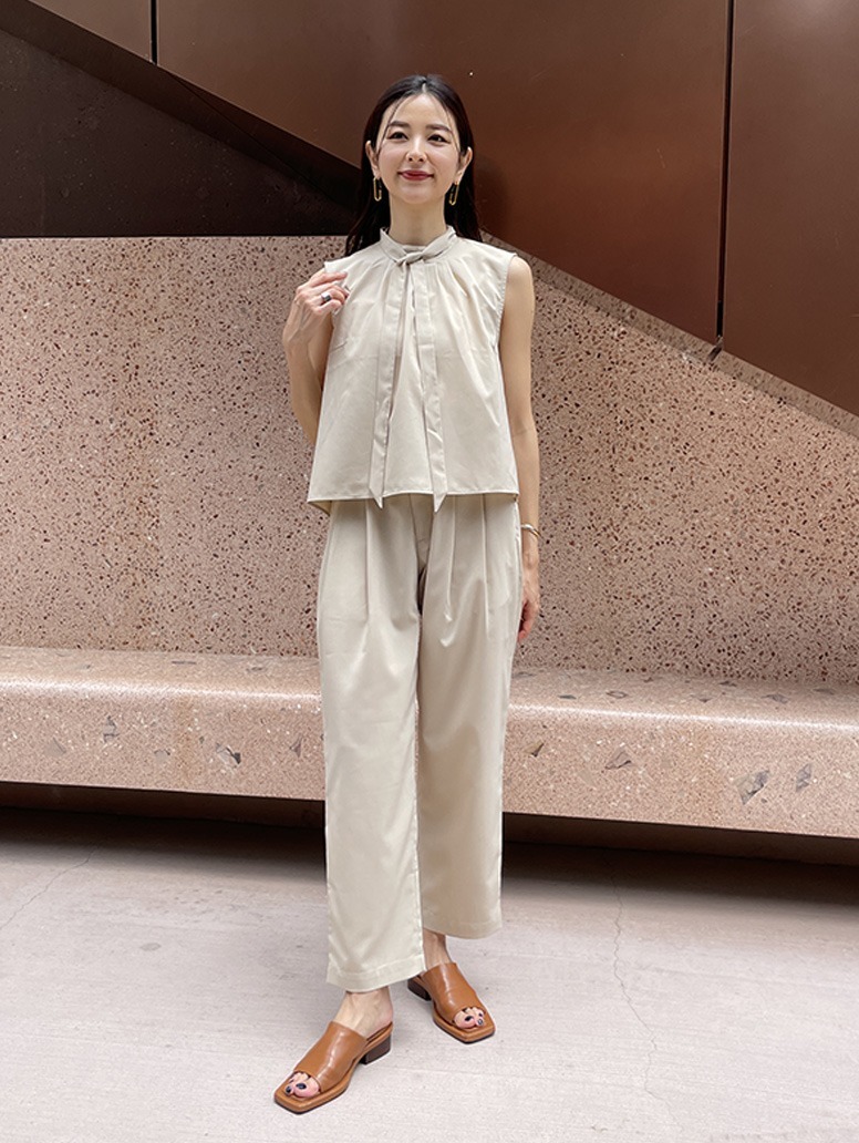 ボウタイのアレンジによって着方が自由自在に。
夏でも涼しく着用できる通気性が嬉しいポイントです。
身長：168cm　着用サイズ：S