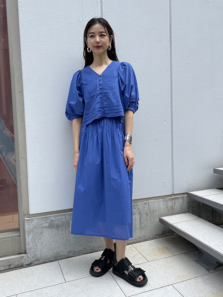 トップスは肩回りにタックが入ったデザインで、ふんわりとしたボリュームが女性らしい雰囲気に。
スカートは裏地がしっかりついているので、透け感を気にせずに着用できます。通気性もよく、夏にピッタリです。
身長：168cm　トップス着用サイズ：S　スカート着用サイズ：M