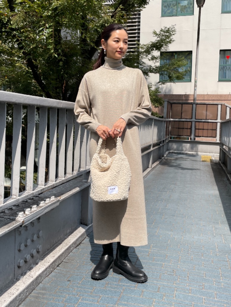 繊細なラメが入ったニットドレスで、華やかな雰囲気になります。
身長：168cm　着用サイズ：S