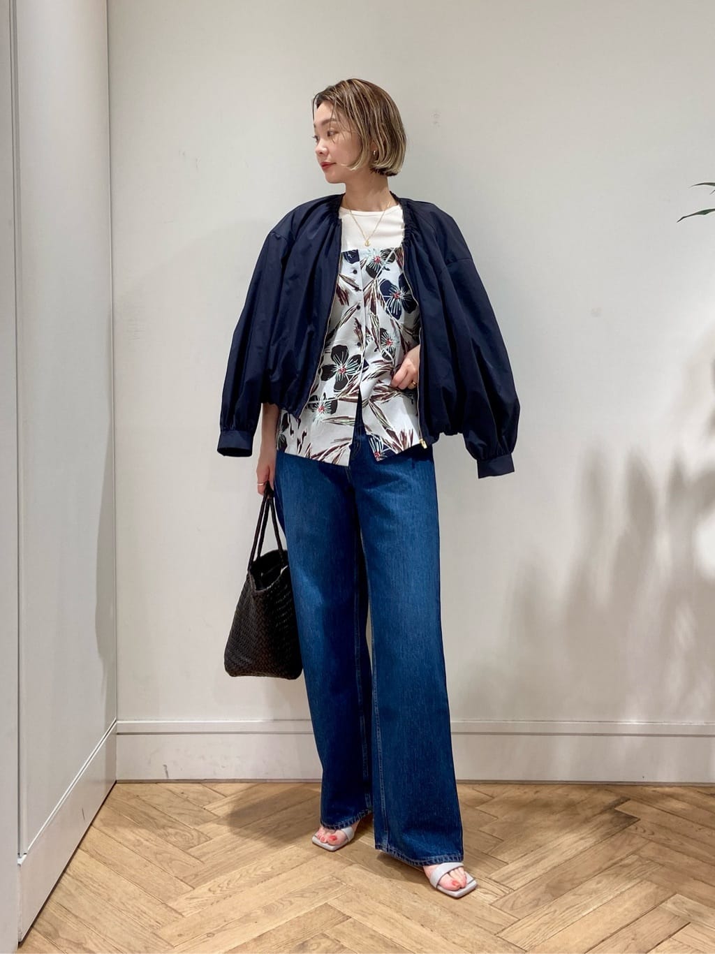 身長165㎝　〈Ballsey〉ライトパウダリータフタ ギャザーブルゾン
タフタ素材のふわっとした風合いのブルゾン。
お花柄のキャミソールをレイヤードして今年らしいバランスで着用しました。