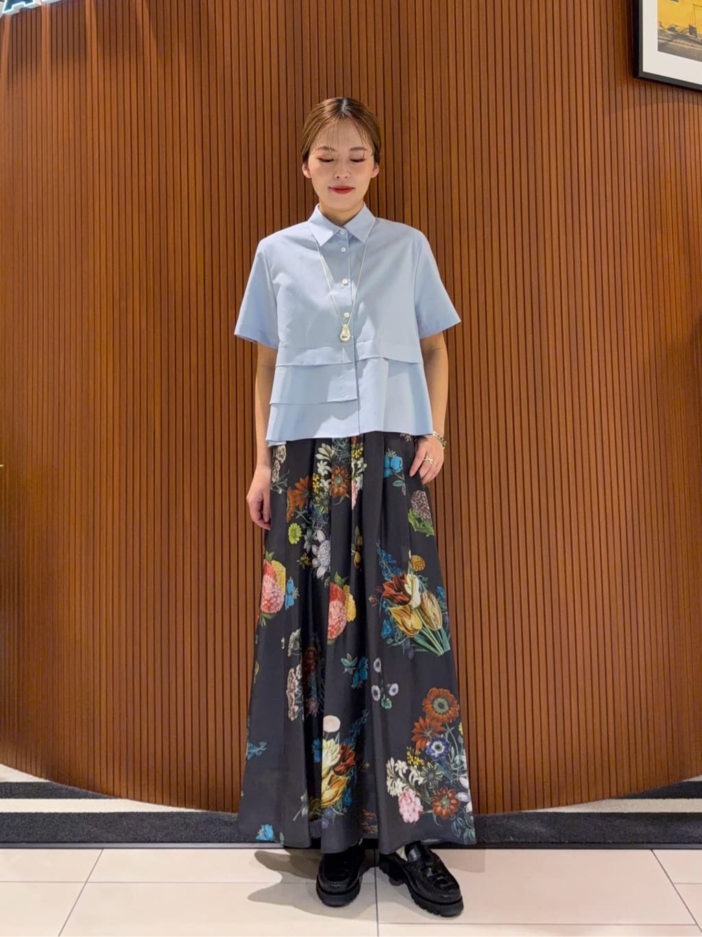 身長164㎝　〈CABaN〉タイプライターダブルクロスフリルシャツ
左右アシンメトリーのフリルとコンパクトな襟がポイントのシャツブラウスです。
ショート丈でボトムスとのバランスが取りやすいデザイン。
甘さのあるフリルのデザインとそぎ落とされたコンパクトな襟のバランスが絶妙な一着です。

〈CABaN〉シルク BOUQUETプリントフレアスカート
今期の新色、ブラック系はすみ黒のような軽さのある黒で、夏へ向けても合わせやすいカラーです。