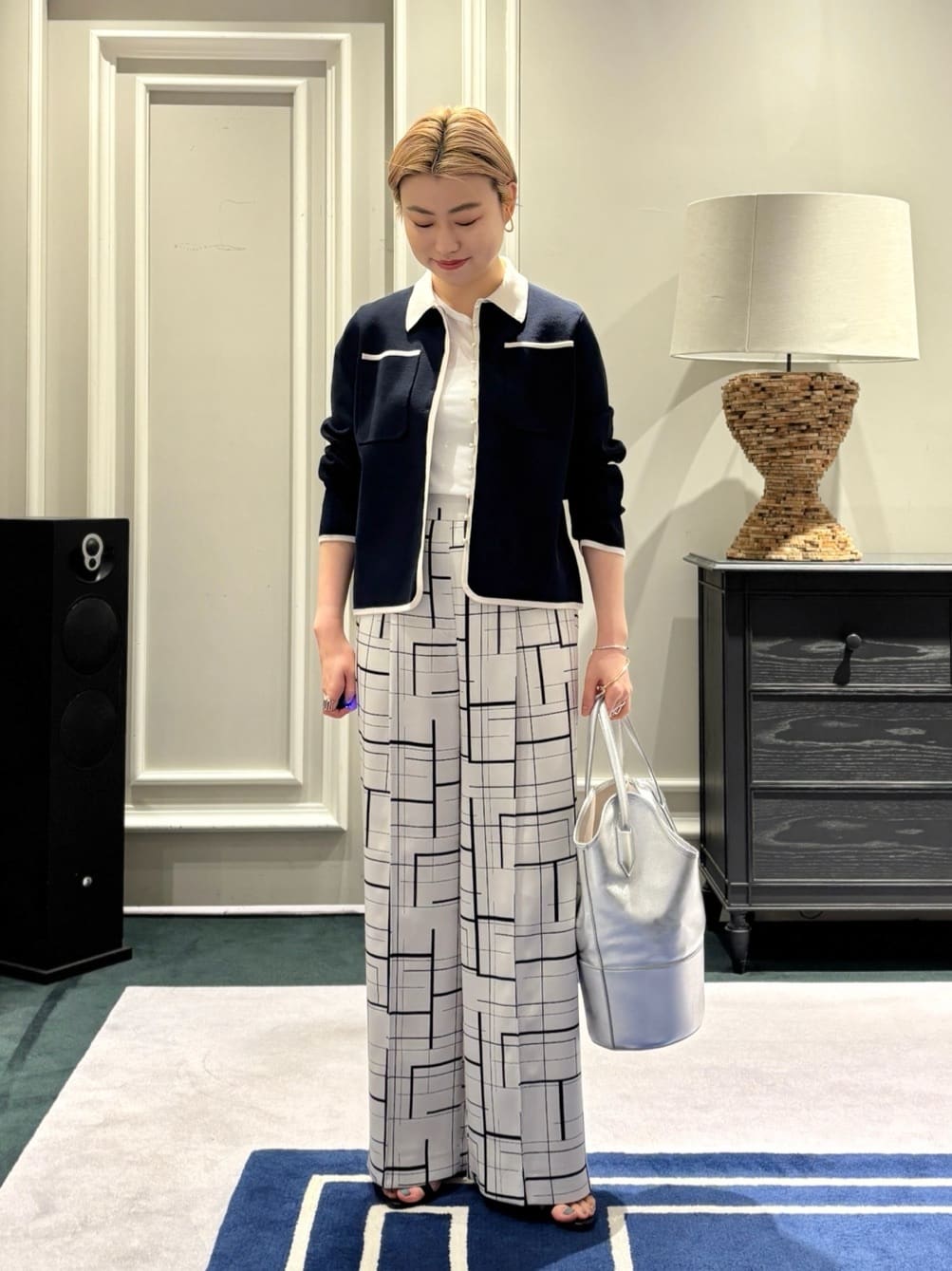 身長162㎝　〈Ballsey〉パールコンビ シャツカーディガン

〈Ballsey〉定番のパールコンビニットシリーズから、今季はトレンドのポロ襟を配したカーディガンが登場しました。

程よい肉感がありながらもサラリとした肌触りのコットンニット。
春先はアウターのライナーとして、4月・5月は軽やかな羽織りとして、季節の変わり目に手放せない絶妙な厚みに仕上がっています。

シルエットにはややゆとりを持たせているため、パールをあしらいつつもコンサバにまとまりすぎず、カジュアルに気負わず着られるのが魅力。
骨盤にかかるすっきりとした着丈はパンツの形を選ばず、フロントを開けてさらりと羽織るだけで、今の気分にぴったりのモダンなバランスを叶えてくれます。
