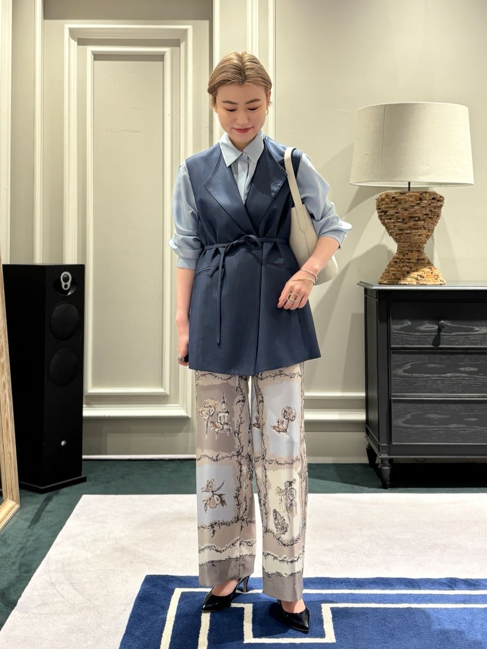 身長162㎝　〈Ballsey〉ラスターデニム ミドルジレ

レーヨンとキュプラを使用した、艶と落ち感が魅力のデニムライクなジレです。
中肉のしなやかな厚みがあり、この適度な肉感があるからこそ、襟元や身頃に綺麗なドレープが生まれ、デニム調のカジュアルさを抑えたエレガントな佇まいを叶えてくれます。

ウエストには華奢なベルトループが付いており、フロントでキュッと結んでシルエットにメリハリを出したり、後ろで括ってさらりと羽織ったりと、着こなしに合わせて自由にアレンジが可能。
ヒップをしっかりカバーする安心感のある着丈は、細身のパンツからボリュームのあるボトムスまで、合わせるものを選ばずスタイルをスマートに見せてくれます。
