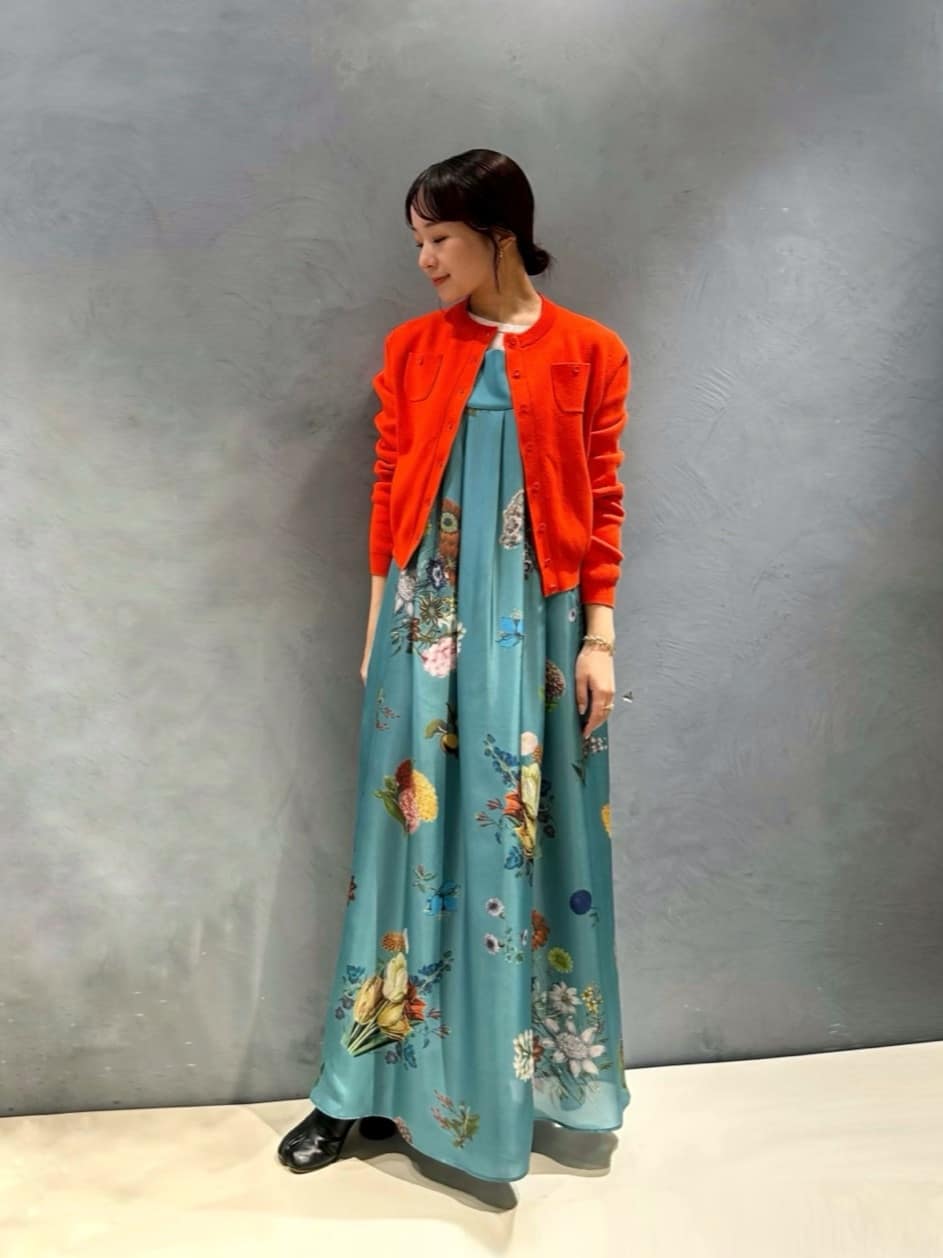 身長151㎝　〈CABaN〉シルク BOUQUETプリント キャミソールワンピース

18世紀の植物図鑑の繊細なボタニカルアートを用いた〈CABaN〉オリジナルのプリントシリーズ。ワンピースは、肩紐での長さ調節が可能なため小柄な方もお召しいただけます。
ブルーにダークオレンジの反対色を合わせた遊び心のあるスタイリング。