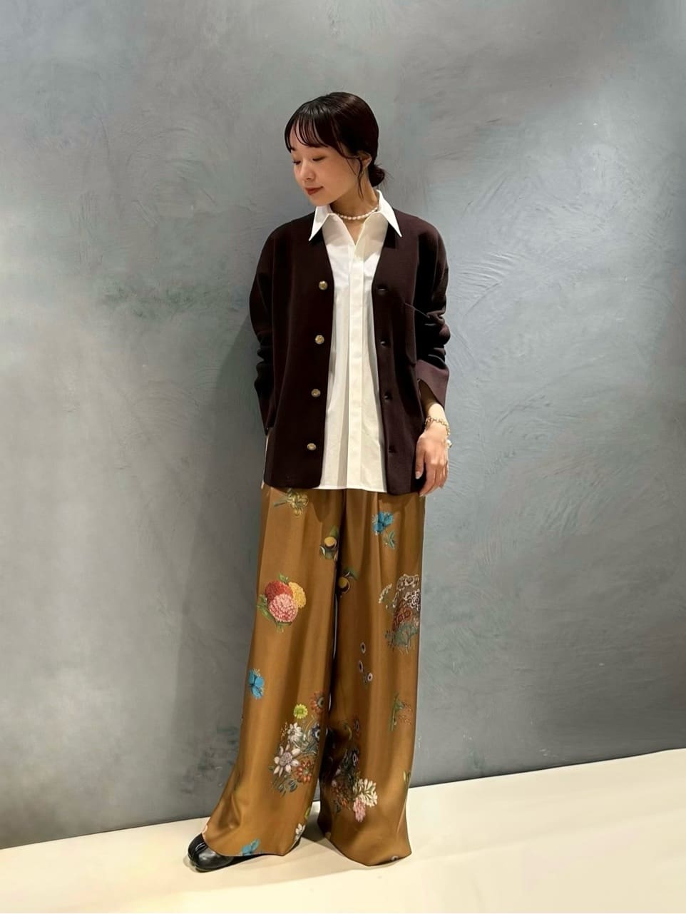 身長151㎝　〈CABaN〉コットンカシミヤ ハイVネックカーディガン

しっかりとした肌触りときめ細やかで滑らかな質感が魅力のVネックカーディガン。ユニセックスでお召しいただけます。金ボタンのデザインで、ニットジャケットのような雰囲気に。
オンオフ問わずお使いいただけて、羽織るだけで様になる汎用性の高いアイテムです。
