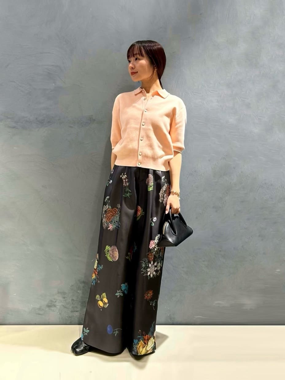 身長151㎝　〈CABaN〉シルク BOUQUETプリント 2タックワイドパンツ

18世紀の植物図鑑の繊細なボタニカルアートを用いた〈CABaN〉オリジナルのプリントシリーズ。2026SSは、ボリュームの異なるブーケやシングルフラワーが目を惹くデザインです。
パンツは、2タックが入った程よいワイド感のあるシルエット。ピンクのニットを合わせて華やかな印象に仕上げました。
