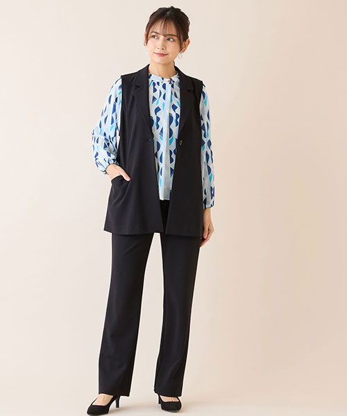 テーラードベストのセットアップはプリントブラウスを合わせて軽やかにコーディネート
