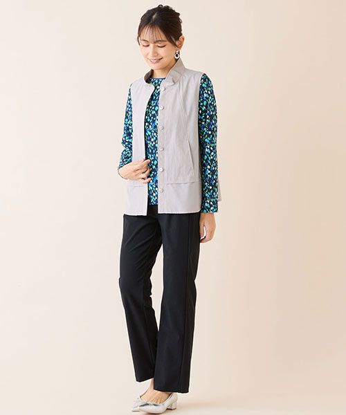 ストレッチが効いたベストなら重ね着もラクちん。小花柄のインナーが甘さを添えてくれます