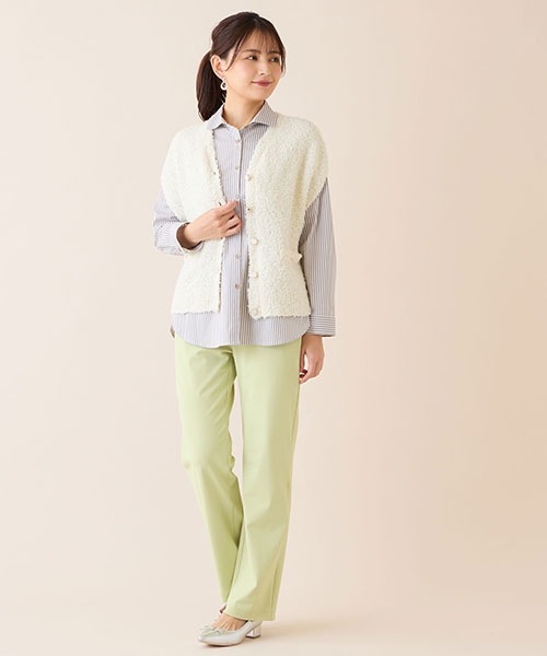 シャツとふわふわのニットベストで楽しむきれいめレイヤードスタイル