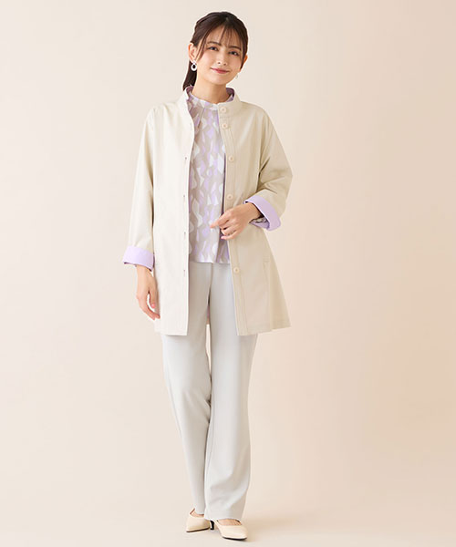 ベージュのワントーンで着こなす春アウターの着こなし。上品なラベンダーを差し色にしました。