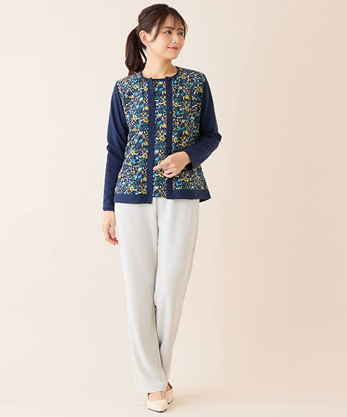 美しいボタニカル柄のアンサンブルでパンツスタイルが華やぎます