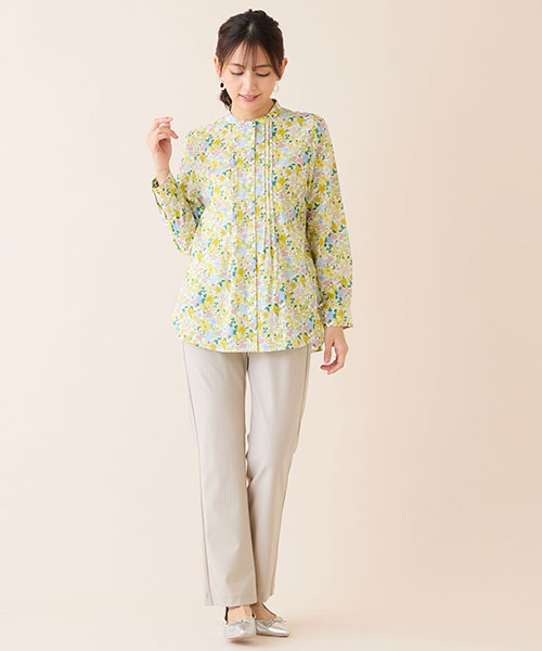 きれいな花柄のシャツは上品ベージュのパンツと爽やかにコーディネート