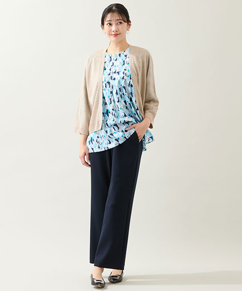 【大きいサイズ】ブルーの柄ブラウスが涼やかな初夏のエレガンスルック