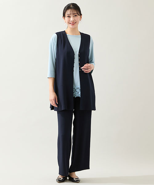 【大きいサイズ】人気のセットアップスタイル。レース付きのブルーのインナーを合わせると涼やかな印象に！