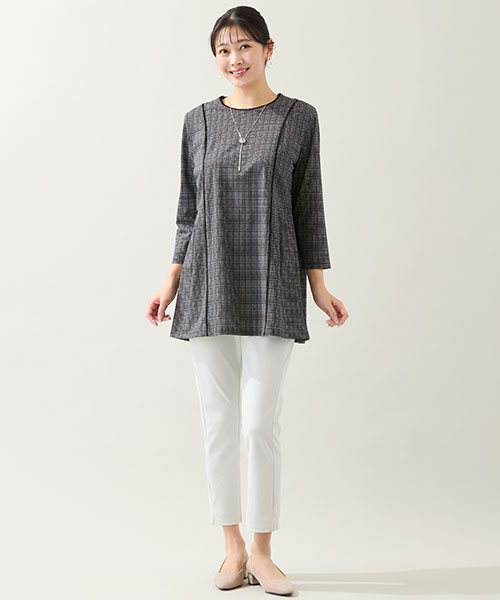 【大きいサイズ】暑い日も涼やかな柄チュニックがこちら！速乾性のあるスリムパンツとのモノトーンコーデがおすすめ！