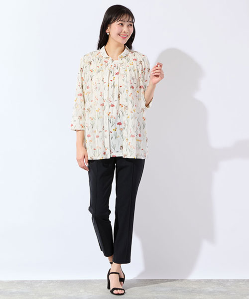 【大きいサイズ】着こなしが華やぐボタニカル柄のアンサンブル。ボトムは黒のパンツで引き締めるとスッキリとした印象に。