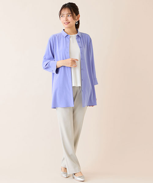 涼感素材のカラーシャツはパンツスタイルに色どりを添えてくれます