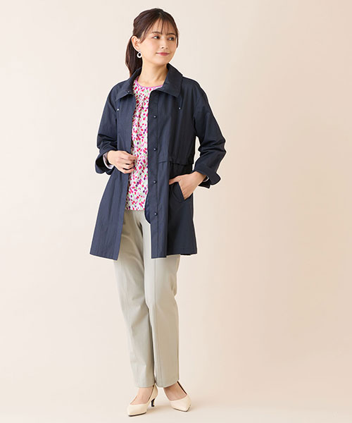 軽くてストレッチが効いた快適アウターは春のお出かけに活躍町が無し。小花柄のカットソーを合わせて女性らしさをプラス◎