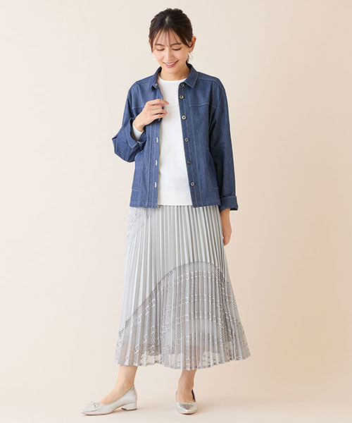 人気のストレッチデニムのジャケットとプリーツスカートの甘カジュアルスタイル