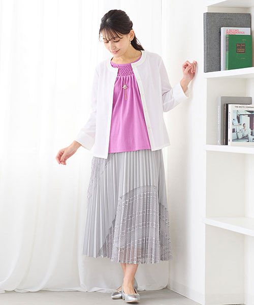 春のエレガンスシーンにおすすめのスカートスタイル。鮮やかなピンクのインナーが女性らしさをアップしてくれます