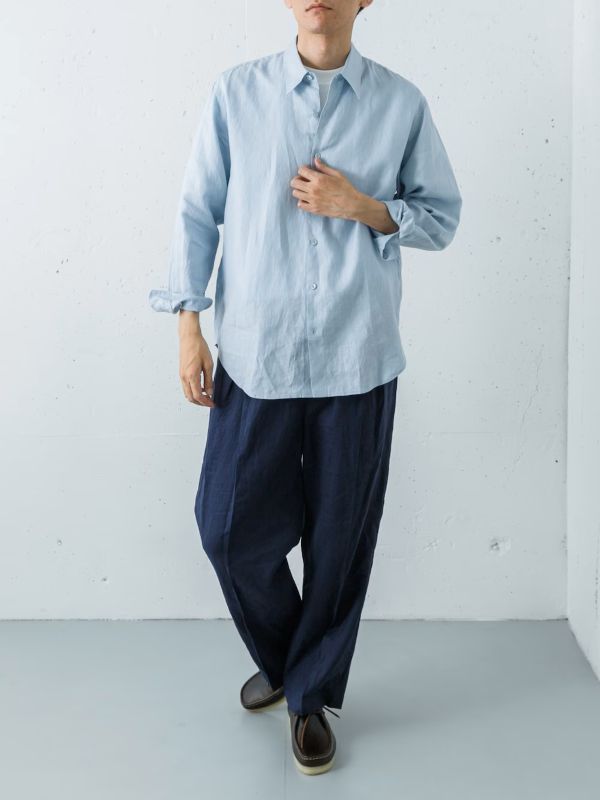 サックスブルーのレギュラーカラーシャツに、ネイビーのワイドイージーパンツを合わせた、清涼感あふれるリネンのグラデーションスタイルです。

上下ともに通気性の良いドライなリネン素材で統一することで、夏らしくリラクシーな抜け感が漂います。