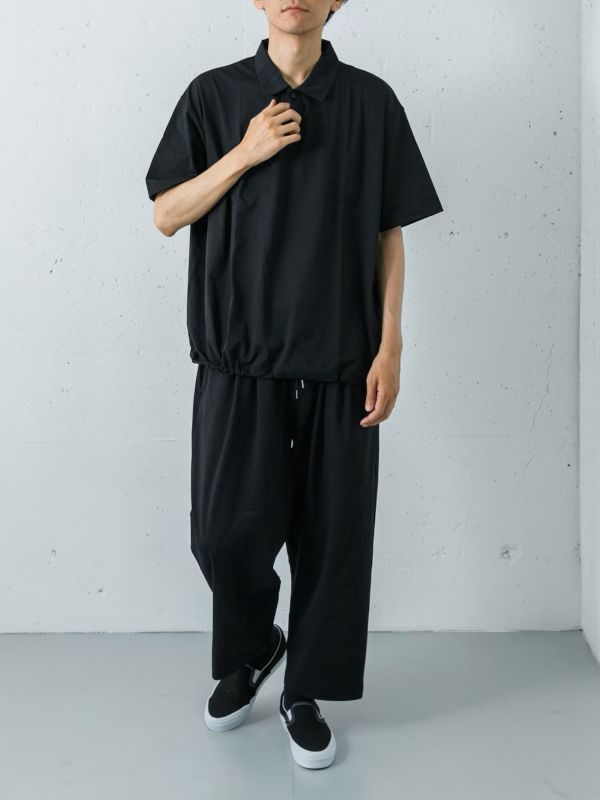 Wide Dadの「BREEZY TECH」素材を使用した、ダークネイビーのポロシャツとイージーパンツによるセットアップです。
テック素材をゆとりあるワイドシルエットで全身を深いネイビーで統一しながらも、重苦しさを感じさせない都会的でモードな空気感を纏っています。