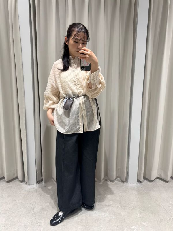 トップス▶︎シアー感のあるシャツは、更にパワーアップして【接触冷感】や【ドライ機能】が追加、より長い期間着用できるようになりました◎
パンツ▶︎タックがしっかり入ったスラックスのようなデニムです〇シンプルですが、デザイン性があるので1枚あるとバリエーションが増えておすすめです！