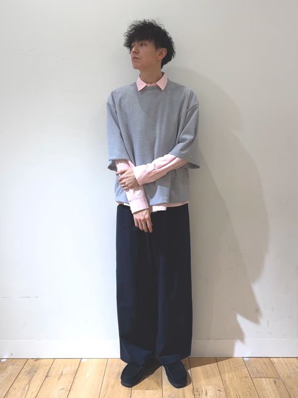 今回は新作のワッフルカットソーを使った春にぴったりなスタイリングです！
徐々に気温が上がっていますが、半袖はまだ早いという方にオススメのアイテム。
ボックスシルエットで一枚でも可愛いですが、シャツと合わせて一味違うスタイリングも楽しめます〇