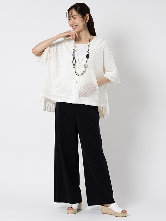 ゆったりとしたドルマンスリーブを採用したメッシュのパーカとボーダーのトップスは、袖も衿ぐりも、重ねて着たときにぴったり合うようにデザインされています。ともにゆったりとしたシルエットで、風が身体の周りを泳ぐような涼しげな着心地を楽しめます。
モデル身長：165cm