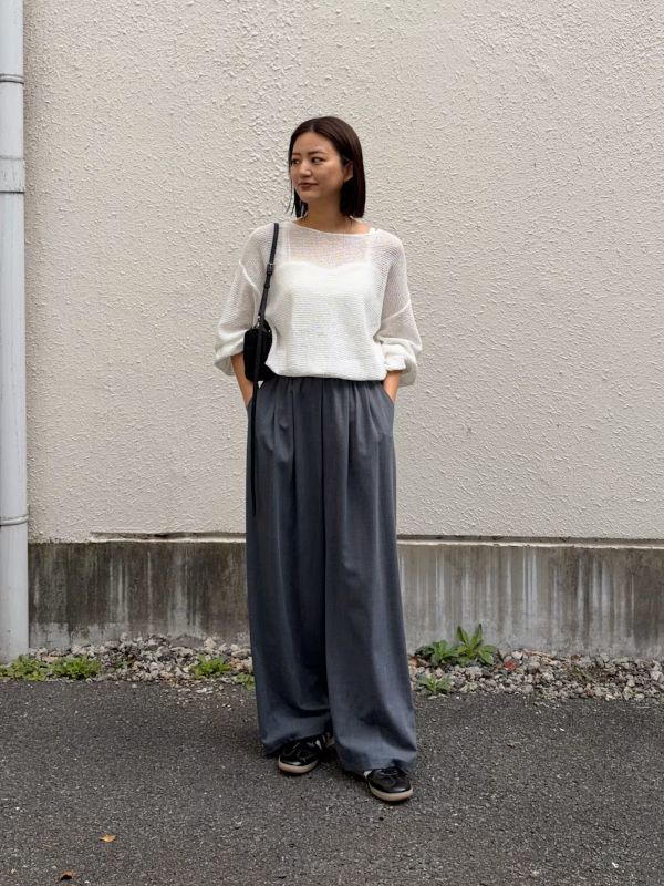 ペーパーヤーンボートネックニット
軽やかな着心地が魅力のペーパーヤーン素材を使用し、ドライタッチな風合いで暑い季節でも心地よく着用いただけます。
首元はすっきりとしたボートネック仕様で、デコルテラインを美しく見せつつ、上品な大人の印象に仕上げました。